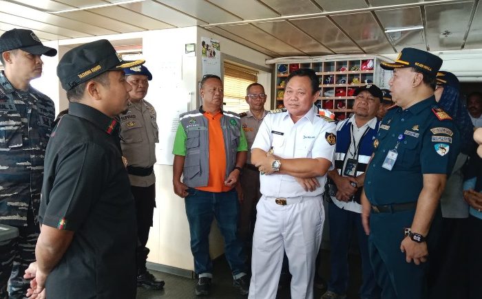Foto Pelabuhan Nusantara Parepare dengan suasana arus balik (ramai, kapal bersandar, aktivitas petugas).