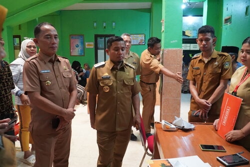 Wali Kota Parepare Tasming Hamid saat melakukan sidak ke fasilitas publik seperti pasar dan kantor pelayanan untuk memastikan kebersihan dan pelayanan masyarakat berjalan optimal.