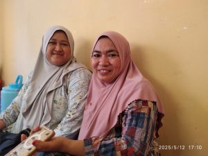 Pemenang Arisan perdana, Qomariah (Santi) sebelah kanan. (Foto : Nurmas)