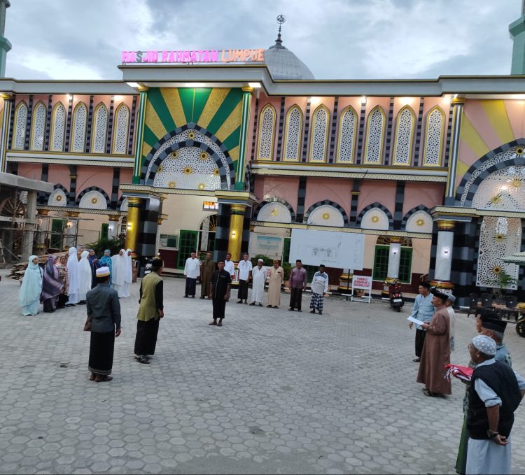 Upacara HUT ke-80 Kemerdekaan RI di Halaman Masjid Rahmatan LumpuE Usai Salat Subuh