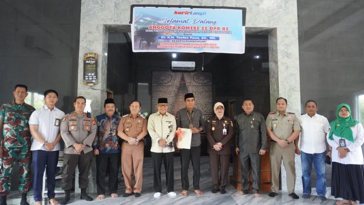 Diserahkan Anggota Komisi II DPR RI, Kantah Parepare Dukung Percepatan Sertipikasi Tanah Wakaf