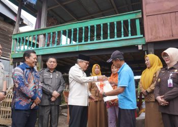 Dukung Program Strategis Nasional Bidang Pertanahan, Anggota Komisi II DPR RI Serahkan Sertipikat PTSL di Parepare