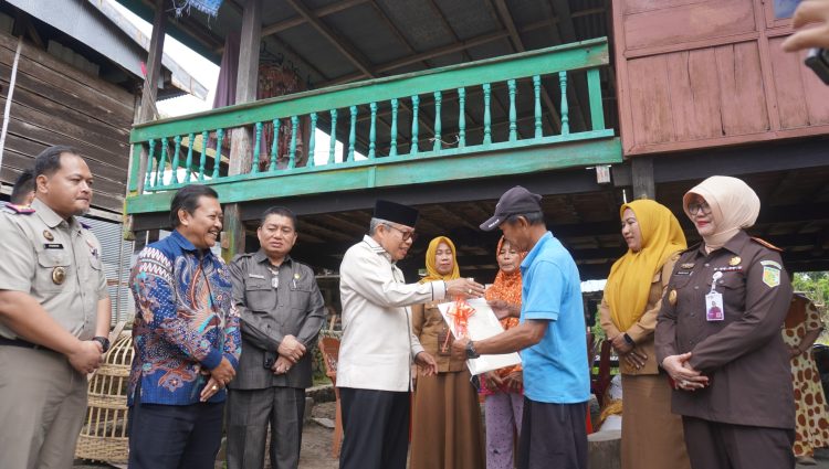 Dukung Program Strategis Nasional Bidang Pertanahan, Anggota Komisi II DPR RI Serahkan Sertipikat PTSL di Parepare