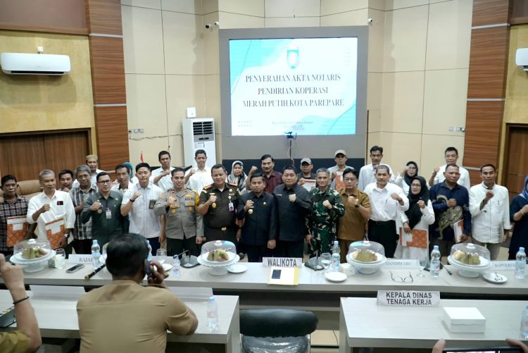 Wali Kota Parepare Serahkan Akta Koperasi Merah Putih di 22 Kelurahan