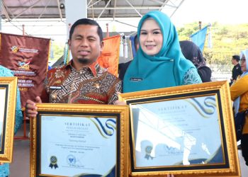 Tasming Hamid Terima Penghargaan di Peringatan Harganas