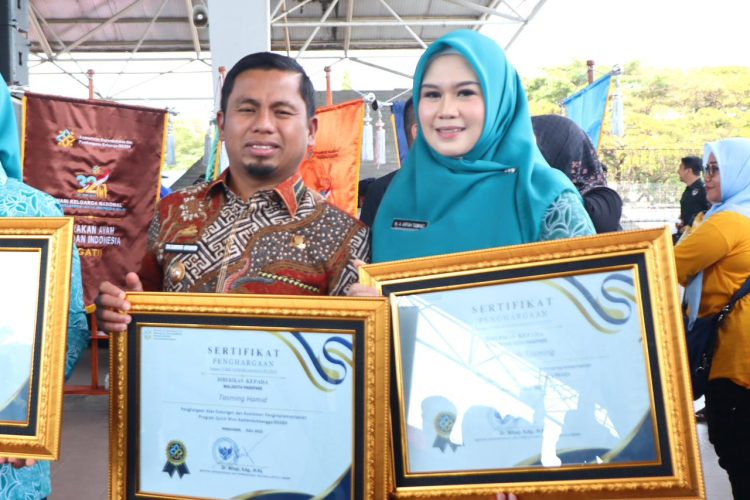 Tasming Hamid Terima Penghargaan di Peringatan Harganas