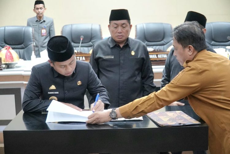 Rapat Paripurna DPRD Parepare, Wali Kota Tasming Hamid Teken Persetujuan Bersama Ranperda Pertanggungjawaban Pelaksanaan APBD 2024