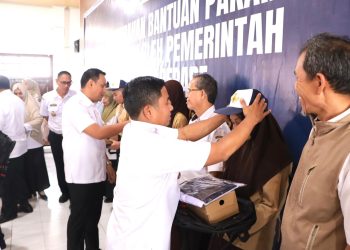 Realisasikan Visi Misi, Tasming Hamid Serahkan Seragam Gratis ke Siswa SD dan SMP Negeri di Parepare
