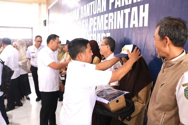 Realisasikan Visi Misi, Tasming Hamid Serahkan Seragam Gratis ke Siswa SD dan SMP Negeri di Parepare