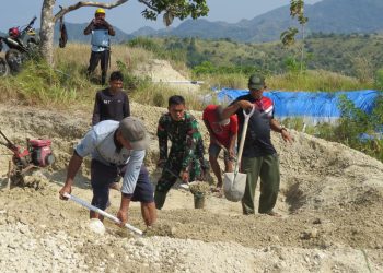 Satgas TMMD Kodim 1401/Majene dan Warga Gali Embung Air, Petani Bawang Semringah