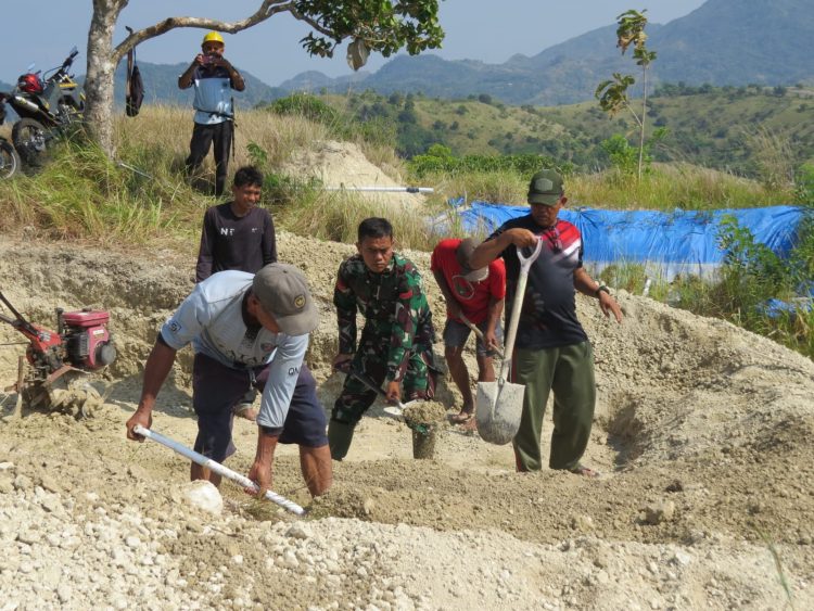 Satgas TMMD Kodim 1401/Majene dan Warga Gali Embung Air, Petani Bawang Semringah