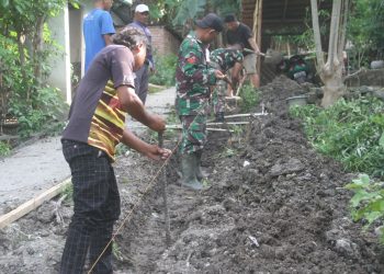 Dibantu Warga, Satgas TMMD Kodim 1401/Majene Perlebar Jalan Setapak di Desa Pamboborang