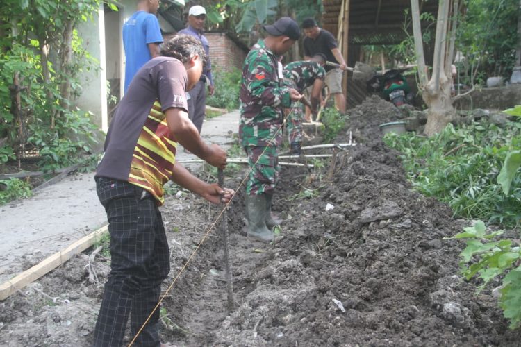 Dibantu Warga, Satgas TMMD Kodim 1401/Majene Perlebar Jalan Setapak di Desa Pamboborang