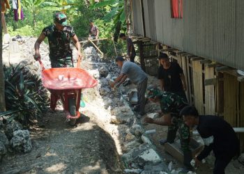 Satgas TMMD ke-126 Kodim 1401/Majene dan Warga Bangun Talud Cegah Tanah Longsor