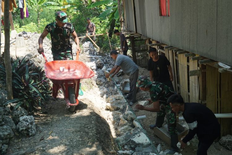 Satgas TMMD ke-126 Kodim 1401/Majene dan Warga Bangun Talud Cegah Tanah Longsor