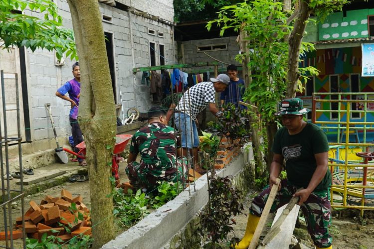 Bersama Warga, Satgas TMMD ke-126 Kodim 1401/Majene Bangun Pagar PAUD