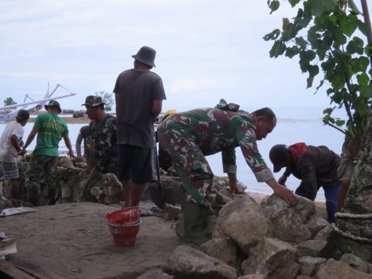 TMMD ke-126 Kodim 1401/Majene Fokus Tuntaskan Pembuatan Tanggul Penahan Ombak