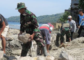 Kolaborasi Satgas TMMD Kodim 1401/Majene, Pemda dan Warga, Antisipasi Banjir Rob dengan Tanggul