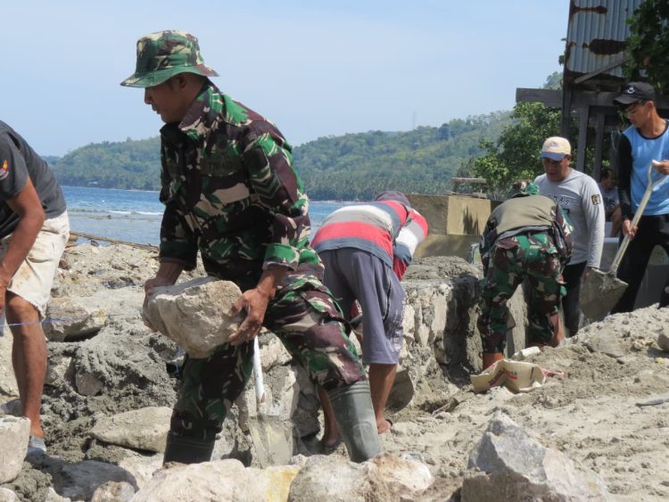 Kolaborasi Satgas TMMD Kodim 1401/Majene, Pemda dan Warga, Antisipasi Banjir Rob dengan Tanggul