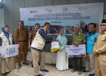 PLN UP3 Parepare Hidupkan Terang Bagi Puluhan Warga Tak Mampu