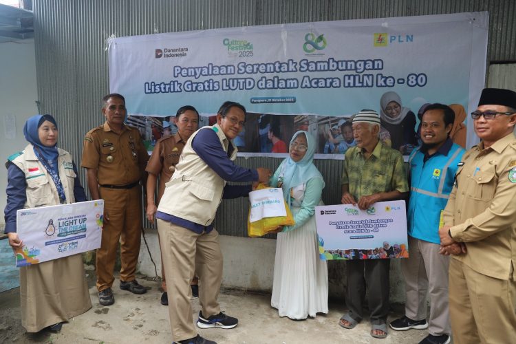 PLN UP3 Parepare Hidupkan Terang Bagi Puluhan Warga Tak Mampu