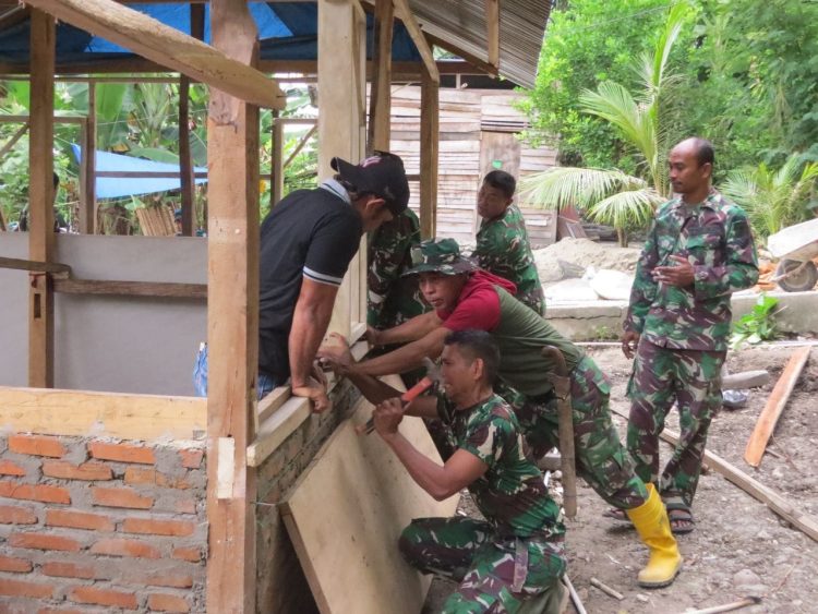 Hari Kelima Satgas TMMD Kodim 1401/Majene Rehab Rumah Warga Pamboborang, Progres sudah 40 Persen