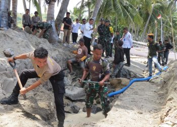 Sinergitas TNI-Polri di TMMD Kodim 1401/Majene di Desa Balombong, Bangun Tanggul Penahan Ombak