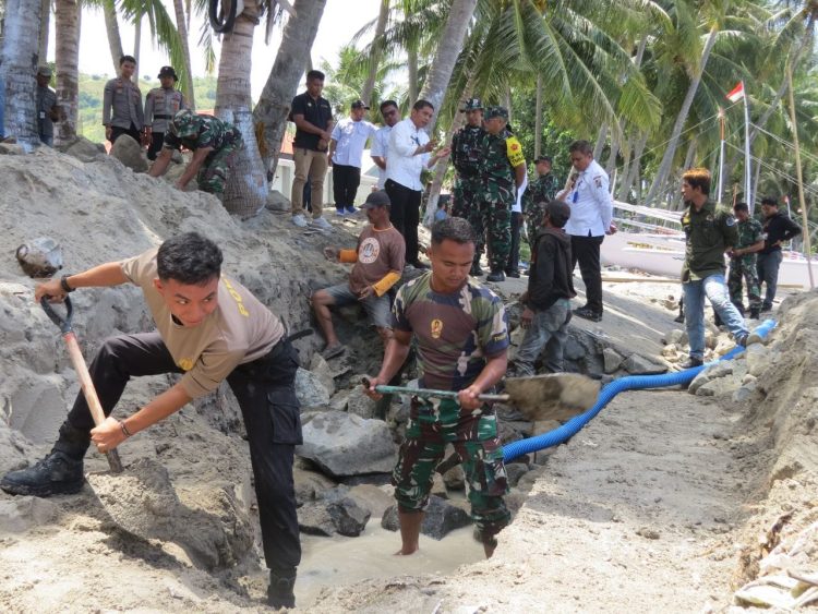 Sinergitas TNI-Polri di TMMD Kodim 1401/Majene di Desa Balombong, Bangun Tanggul Penahan Ombak
