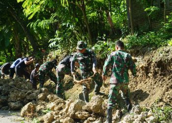 Cegah Longsor, Satgas TMMD Ke-126 Kodim 1401/Majene Bangun Talud di Desa Pamboborang