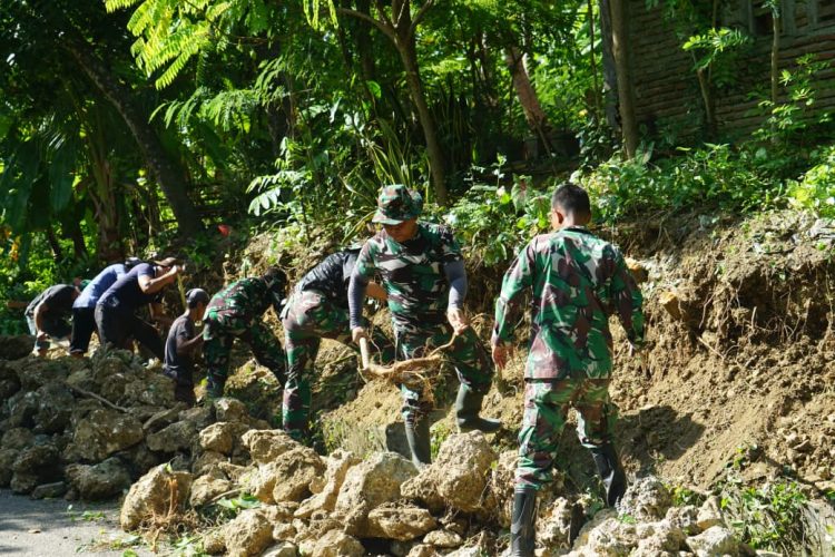 Cegah Longsor, Satgas TMMD Ke-126 Kodim 1401/Majene Bangun Talud di Desa Pamboborang