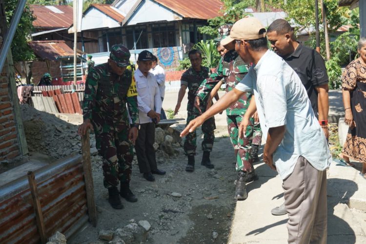 Tim Was Ev Mabesad Tinjau TMMD Kodim 1401/Majene: Serahkan Bantuan Perlengkapan Bayi dan Bibit Pohon