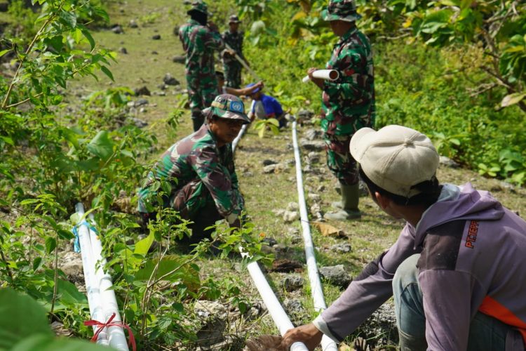 Pipanisasi Manunggal Air, Satgas TMMD Kodim 1401/Majene Pastikan Distribusi Air Tersambung hingga ke Bak Penampungan