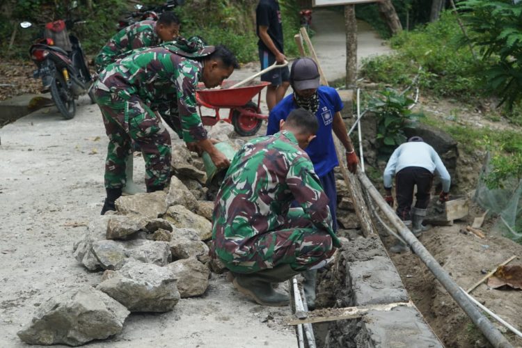 Sasaran Fisik Utama, Satgas TMMD Ke-126 Kodim 1401/Majene Kebut Pembuatan Talud di Desa Pamboborang