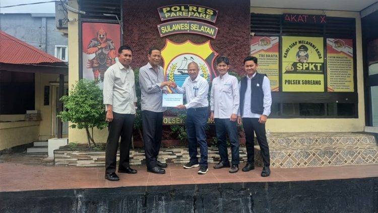 Sinergi dan Peduli Lingkungan Sekitar, PLN Nusantara Power Unit Pembangkitan Bakaru Serahkan Bantuan ke Polsek Soreang Parepare