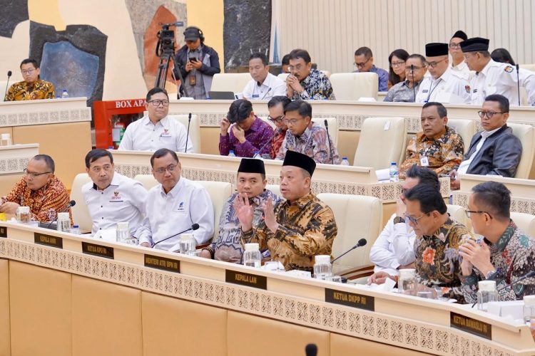 Raker Bersama Komisi II DPR RI, Menteri Nusron Sampaikan Penanganan Sengketa Capai 99,45%
