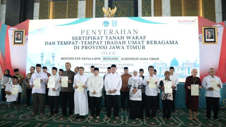 Menteri Nusron Serahkan 2.532 Sertipikat Tanah Wakaf dan Rumah Ibadah