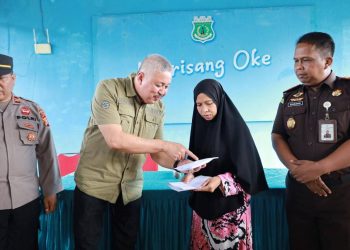 Bupati Pinrang Serahkan Rp216 Juta, Baznas Rp50 Juta untuk Pemulihan Korban Puting Beliung di Lanrisang