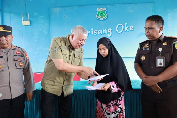Bupati Pinrang Serahkan Rp216 Juta, Baznas Rp50 Juta untuk Pemulihan Korban Puting Beliung di Lanrisang