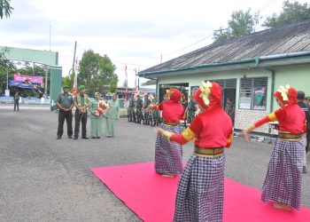 Dandim Polman Letkol Inf Ikhwan Arifin Disambut Tarian Paddupa, Penghormatan dengan Kearifan Budaya Lokal
