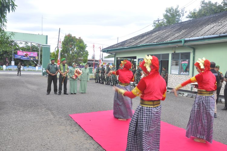 Dandim Polman Letkol Inf Ikhwan Arifin Disambut Tarian Paddupa, Penghormatan dengan Kearifan Budaya Lokal