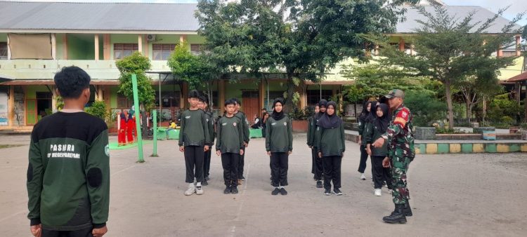 Babinsa Koramil 1405-01/Ujung Berikan Pelatihan PBB kepada Siswa SMP Negeri 1 Parepare