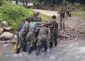 Akses Sulit, Satgas TMMD Gotong Royong Bantu Pedagang Lintasi Sungai