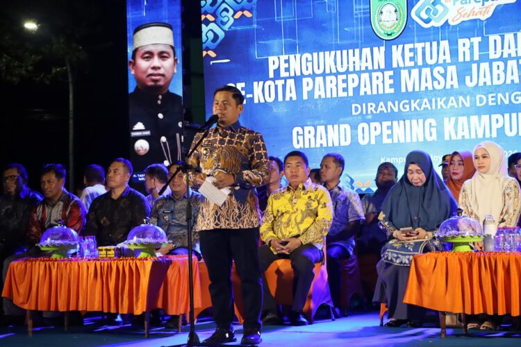 Malam HUT Parepare ke-66, Wali Kota Lantik dan Asuransikan Ratusan Ketua RT/RW