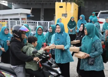 Ketua TP PKK Parepare Pimpin Aksi Berbagi Takjil