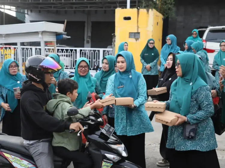 Ketua TP PKK Parepare Pimpin Aksi Berbagi Takjil