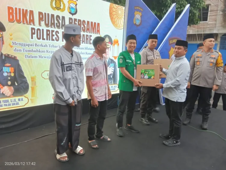 Wali Kota Parepare Serahkan Bingkisan Hari Raya di Acara Buka Puasa Bersama Polres Parepare