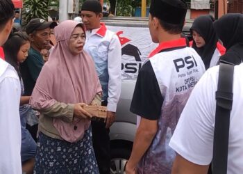 Aksi Nyata PSI Parepare, Berbagi Ratusan Takjil ke Masyarakat