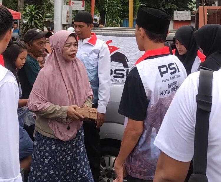 Aksi Nyata PSI Parepare, Berbagi Ratusan Takjil ke Masyarakat