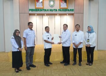 Amankan Aset Daerah, Kakantah Parepare Serahkan Sertipikat kepada Wali Kota