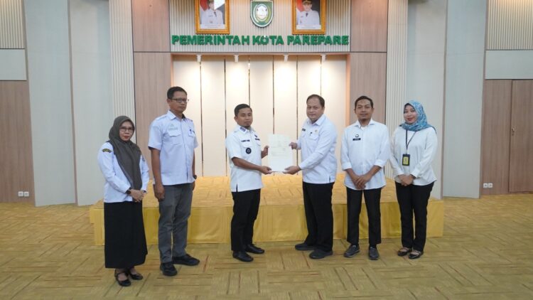Amankan Aset Daerah, Kakantah Parepare Serahkan Sertipikat kepada Wali Kota